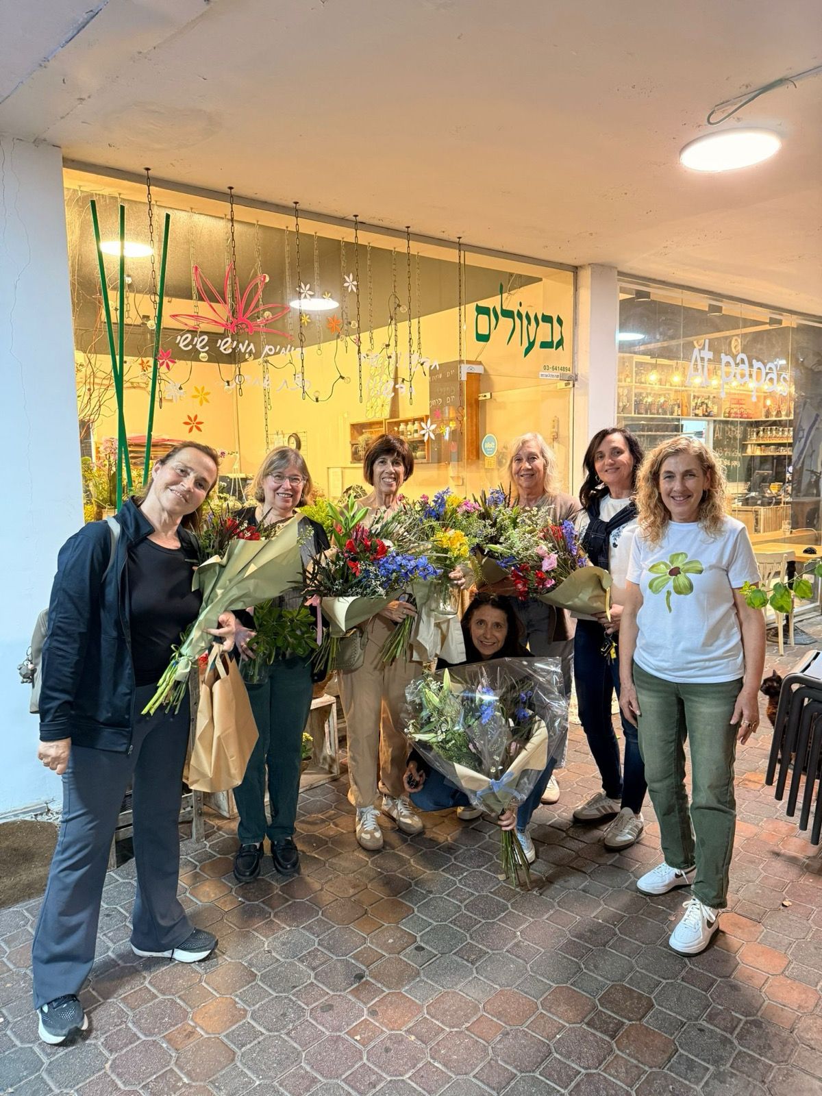 משתתפות הסדנה עם הזרים שיצרו בגבעולים